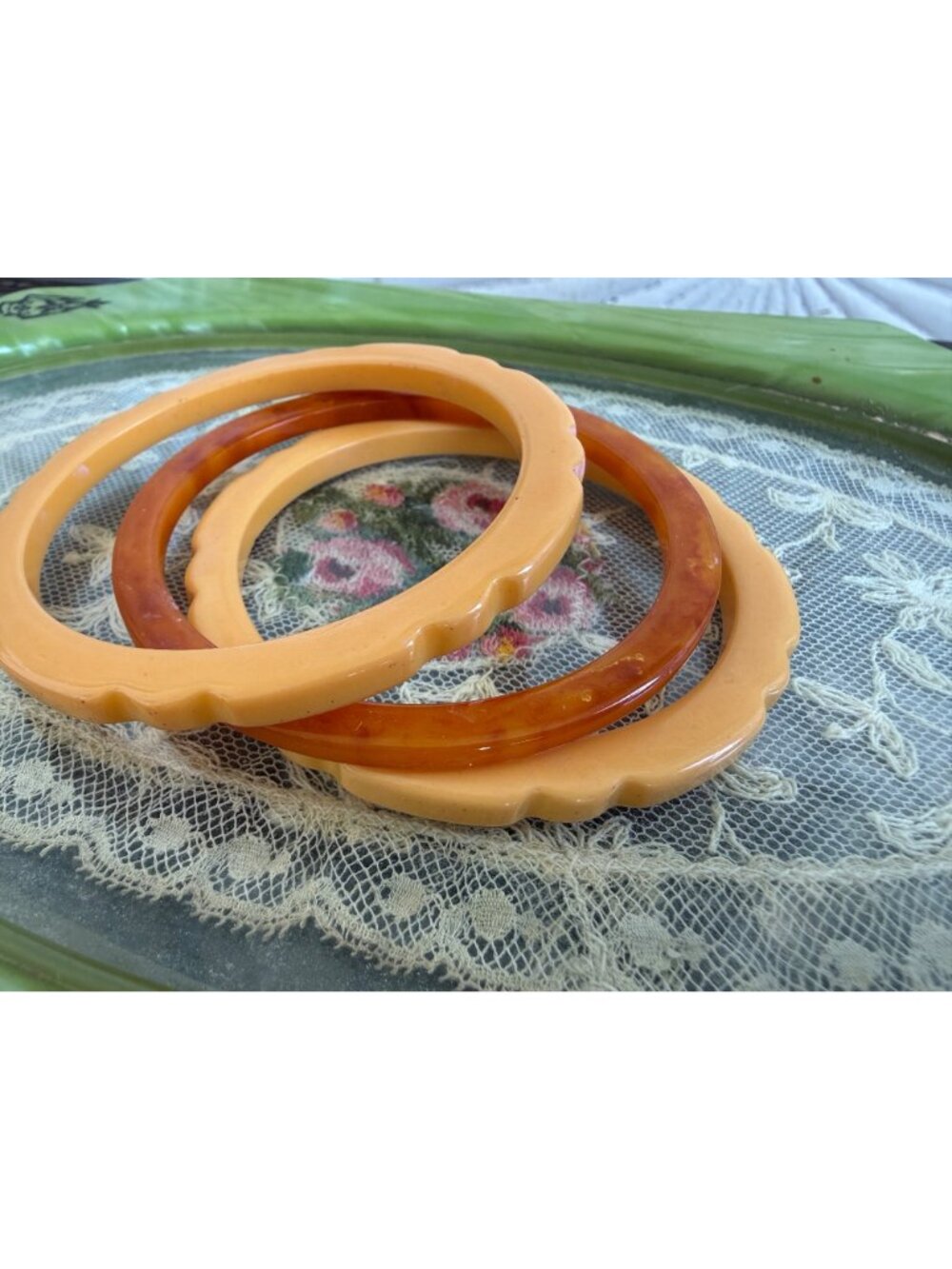 Vintage 40's Lot Three Bakelite Spacer Bangles Carmal/Beige - Picture 2 of 7